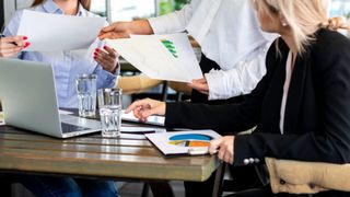 Piața muncii se schimbă rapid. Cine riscă să răm&acirc;nă pe dinafară