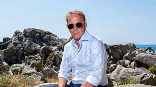 Kevin Costner, prins din nou &icirc;n preajma unei femei mult mai tinere. Cine ar fi noua sa iubită