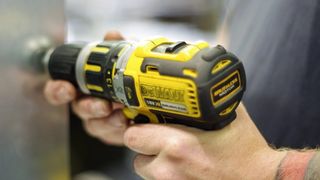 Trucuri de folosit &icirc;n garaj, care te scapă de probleme. Orice șofer trebuie să le știe