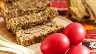 Drobul, cel mai &icirc;nt&acirc;lnit preparat pe masa de Paște. Cum poți găti două rețete cu care nu vei da greș