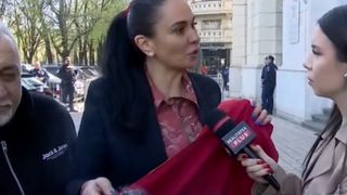 Protest la CNA după retragerea licenței postului Realitatea Plus.  Alexandra Păcuraru a mers cu tăm&acirc;ie &icirc;n fața instituției