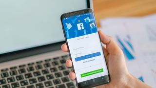 Cum poți afla dacă cineva ți-a accesat contul de Facebook. Primul pas pe care ar trebui să &icirc;l faci