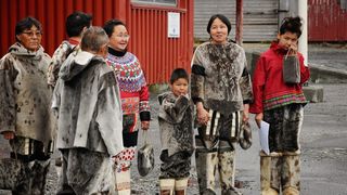 Ororile comise de Danemarca contra populației din Groenlanda au scandalizat lumea. Copiii, smulși de la s&acirc;nul mamei