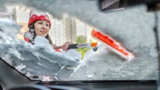 Cum să &icirc;ți cureți rapid mașina de zăpadă. Trucurile care fac totul mai ușor