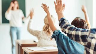 Ajutor financiar de 1.000 de lei pentru fiecare elev din clasele I - IX. Cum pot părinții primi banii direct pe card