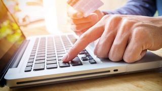 Greșeala pe care rom&acirc;nii o fac frecvent &icirc;n mediul online și care le schimbă viața peste noapte