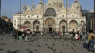 Ce este „taxa de oraș” și cum ajunge să fie atât de diferită de la o destinație la alta