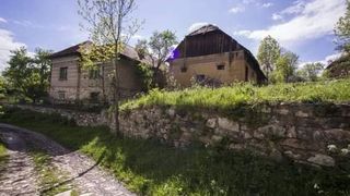 C&acirc;t costă un metru pătrat &icirc;n satul din Rom&acirc;nia, unic &icirc;n lume. &Icirc;n Alun se află cel mai scump drum rural