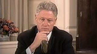 Bill Clinton a &icirc;mpins-o pe Hillary &icirc;n plină stradă. Momentul a fost filmat