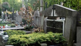 Cum obții un loc de veci &icirc;n Capitală și c&acirc;t costă &icirc;ntreținerea lui &icirc;n 2026