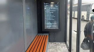 Exclusiv. Cea mai modernă stație de autobuz din țară, inaugurată &icirc;ntr-o comună din Moldova. Are &icirc;ncălzire &icirc;n pardoseală, bănci inteligente și Google TV