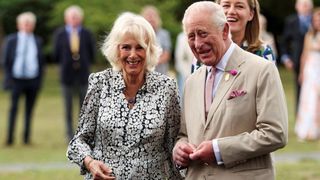 Mesaj simbolic ascuns în felicitarea de Crăciun prezentată de Regele Charles și Regina Camilla