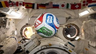 Mingea de la Cupa Mondială a ajuns &icirc;n spațiu. Moment inedit pe Stația Spațială Internațională, surprins de NASA