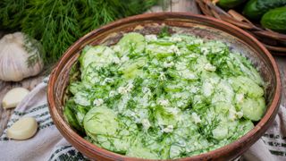 Cea mai gustoasă salată de castraveți cu mărar și usturoi. Rețeta care merge cu orice preparat de vară