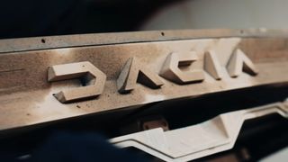 Cum a ajuns Dacia cea mai v&acirc;ndută mașină din Europa &icirc;n 2025