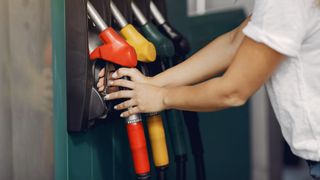 Scumpirile continuă la pompă. Benzina a ajuns la un preț record