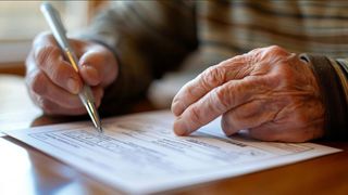 Răm&acirc;i fără pensie dacă pleci din țară și stai mai mult de o lună jumătate. Cea mai controversată literă de lege