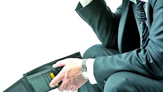 Trei zodii răm&acirc;n fără bani fix duminică. Cardul devine brusc foarte&hellip; decorativ