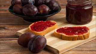 Gem de prune cu nucă și varianta fără zahăr. Rețetele tradiționale de toamnă