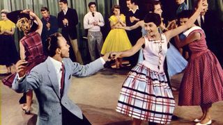 Rock'n Roll-ul văzut &icirc;n 1957 prin ochii secretarului Uniunii Compozitorilor: Femeile sunt molestate, călcate &icirc;n picioare, azv&acirc;rlite, stropşite ca pătlăgelele, &icirc;nv&acirc;rtite &icirc;n tumbe