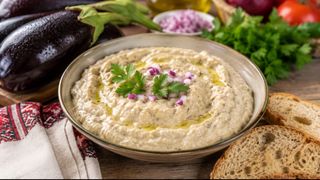 Rețeta pentru cea mai cremoasă salată de vinete cu maioneză. Pasul simplu care schimbă totul
