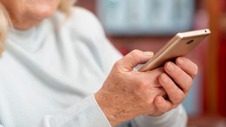 O nouă &icirc;nșelătorie ia amploare. Escrocii pot clona vocea și numărul de telefon