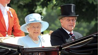 Din culisele monarhiei britanice: Regina Elisabeta, surprinsă arunc&acirc;nd cu pantofii spre Prințul Philip