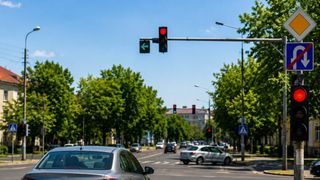 O confuzie frecventă &icirc;n intersecții &icirc;i pune &icirc;n dificultate pe mulți șoferi. Ce spune Codul Rutier