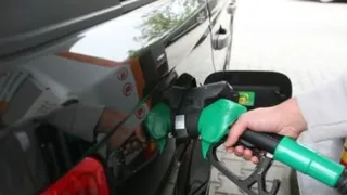 Șoferii vor plăti mai puțin la pompă. Prețurile la carburanți ating minime istorice