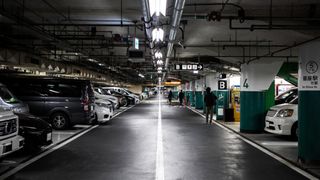 Unde lași mașina c&acirc;nd pleci &icirc;n vacanță. Soluții simple, &icirc;n funcție de durata călătoriei și buget