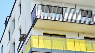 Ce cheltuieli apar c&acirc;nd &icirc;ți transformi balconul &icirc;n spațiu &icirc;nchis și izolat