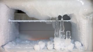 De ce este bine să pui o monedă peste o cană cu gheață &icirc;n congelator. Ce &icirc;ți poate arăta c&acirc;nd revii acasă