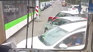 Scene nemaivăzute pe linia 5 din București. O pasageră a cobor&acirc;t din tramvai pentru a degaja traficul. Video