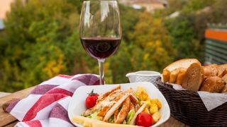 Păcăleala cu garnitura de la restaurant. Cum ajungi să plătești mai mult dec&acirc;t merită