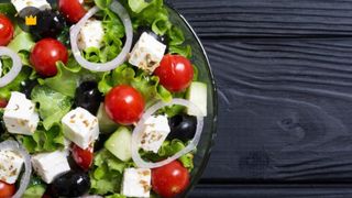 Rețeta perfectă pentru zilele caniculare: Cum prepari cea mai savuroasă salată de vară cu telemea și legume proaspete