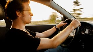 Șoferii care nu &icirc;și plătesc amenzile pot răm&acirc;ne fără permis. Noua procedură stabilită de Guvern