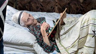 Cea mai bătr&acirc;nă rom&acirc;ncă are 111 ani. &bdquo;Dacă va vrea Dumnezeu, ne vedem și anul viitor!&rdquo;