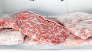 Cum se decongelează corect carnea. Care sunt cele mai folosite metode &icirc;n bucătărie