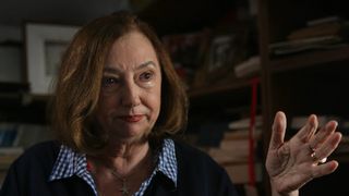 Cărțile rare ale Rodicăi Stănoiu au fost salvate, sunt la loc sigur. Cine e, de fapt, &bdquo;iubițelul&rdquo;