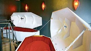 Cel mai ciudat hotel din lume. Turiștii dormi &icirc;ntr-un sicriu