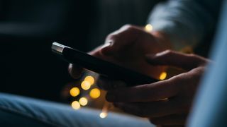 &Icirc;nșelătorii cu AI. Cum sunt atrași rom&acirc;nii &icirc;n capcane online tot mai credibile