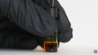 Baterie futuristă fără electrozi: lichidul care se transformă &icirc;n gel și stochează energia luni de zile