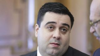 Ministrul Cuc, filmat noaptea c&acirc;nd s-a dus acasă la directoarea de la Tarom. Am&acirc;ndoi, audiați atunci la DNA