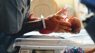 C&acirc;t plătesc rom&acirc;nii pentru a afla ora exactă a nașterii. Tarife diferite &icirc;n maternitățile din țară