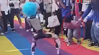 Moment șocant &icirc;n China: un robot umanoid a lovit un copil &icirc;n timpul unei demonstrații publice
