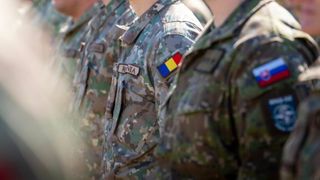 Serviciul militar obligatoriu revine &icirc;n discuție. Majoritatea rom&acirc;nilor &icirc;l susțin, aproape jumătate ar lupta pentru țară