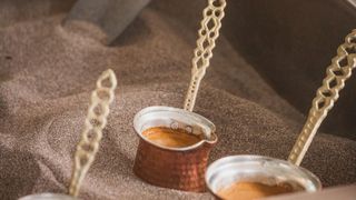 De la tabiet la amenințare politică. De ce a fost interzisă cafeaua turcească timp de 13 ani