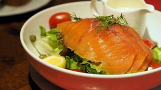 Mary Berry, rețetă de somon la tavă cu legume și curry roșu