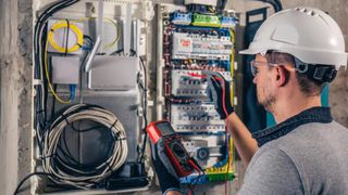 Cum trebuie pregătită instalația electrică &icirc;nainte de montarea unui aer condiționat. Sfaturile unui electrician