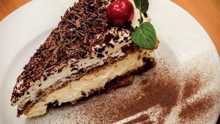 Prăjitură cu ciocolată, sm&acirc;nt&acirc;nă și bere neagră. Rețeta deliciului irlandez